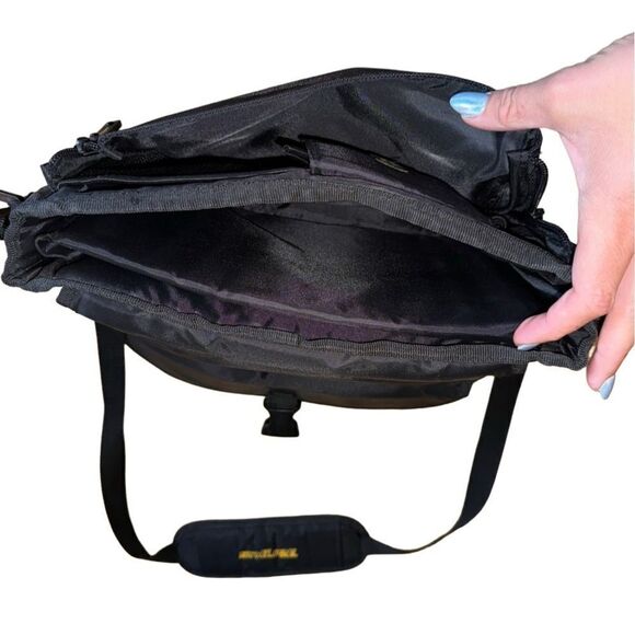 Targus CityGear Atlanta Messenger Mini Case - Picture 4 of 13